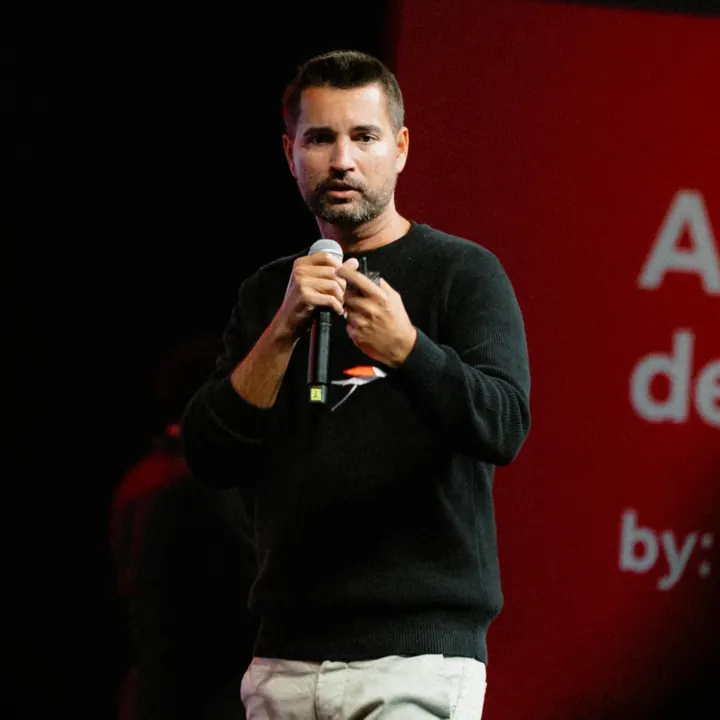 Felipe Russo no palco apresentando o Novo Delivery para donos de delivery